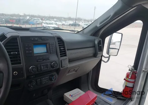 2017 Ford F550 z USA, uszkodzony, nr VIN 1FDAF5GT0HEE51147